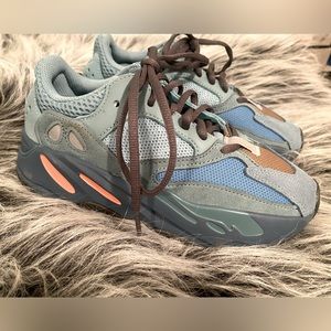 Brand New never worn Yeezy Sneakers Size 4